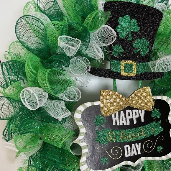 St. Patrick’s Day Green & White Decorative Mesh Wreath with glittery decor piece - Picture 7 of 10